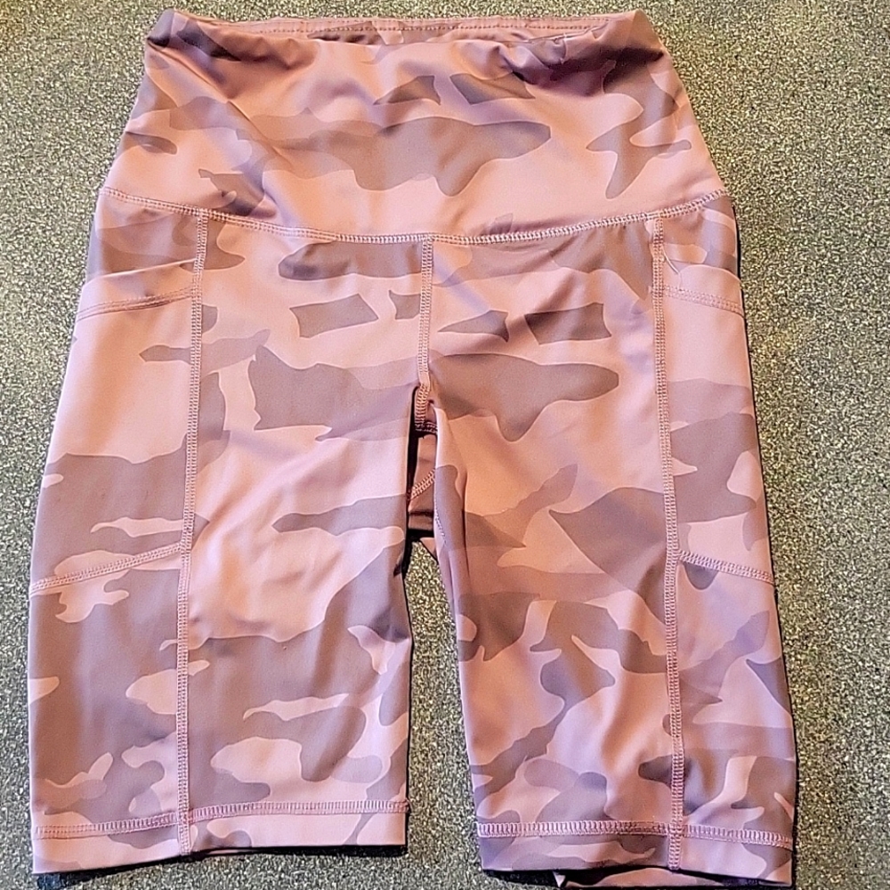 Yogalicious XS 9 in biker shorts